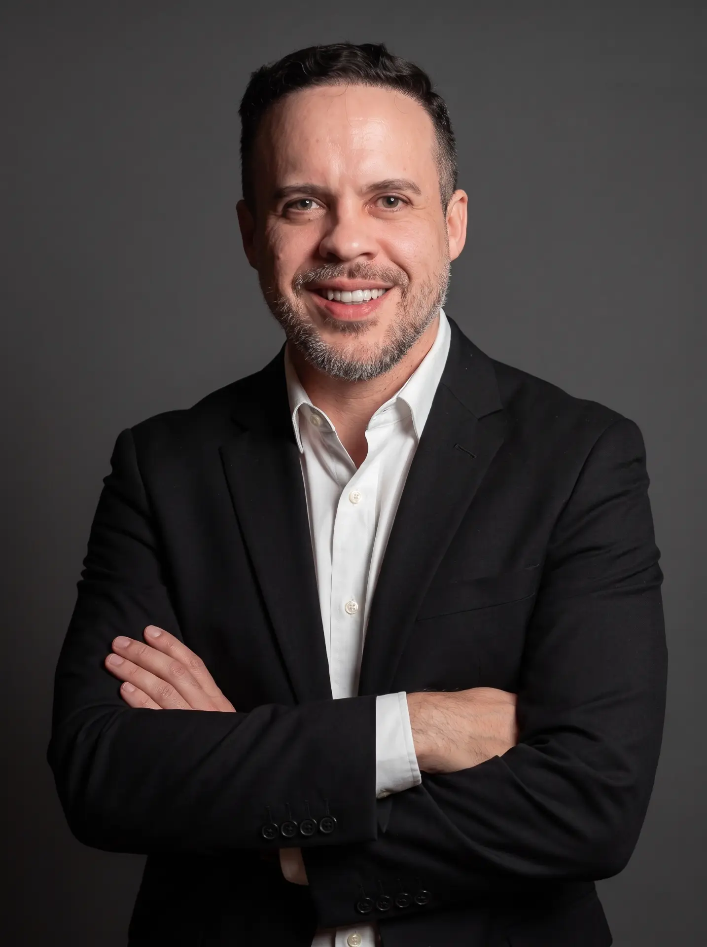 Gabriel Pavão de braços cruzados, em retrato de estúdio