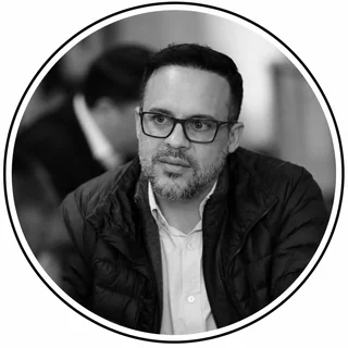 Retrato em preto e branco de Gabriel Pavão