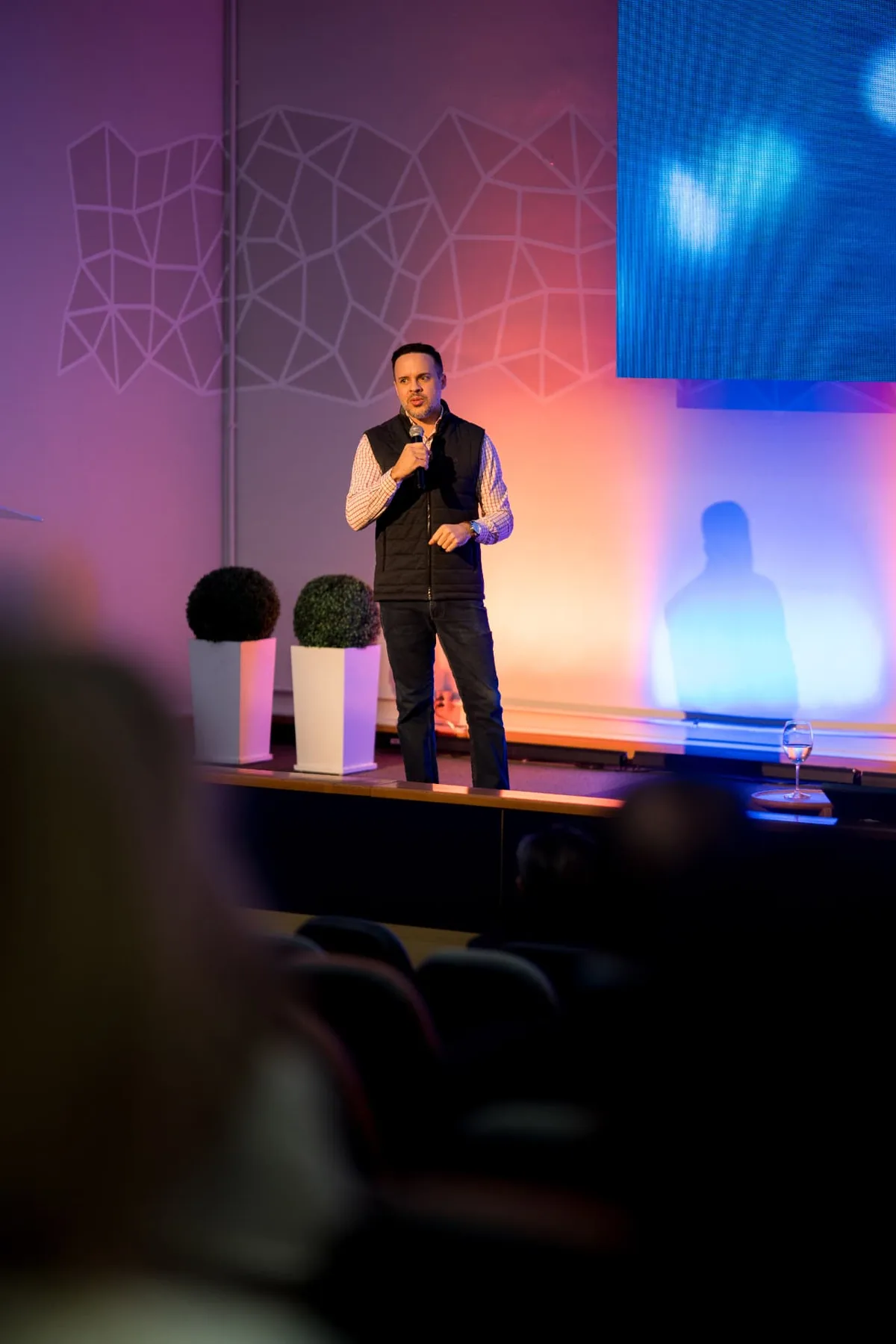 Gabriel Pavão no palco visto a partir da plateia durante o PSA Talks.