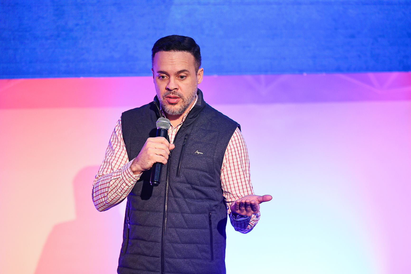 Portrait of Gabriel Pavão, specialist in RevOps, Revenue Architecture and applied AI