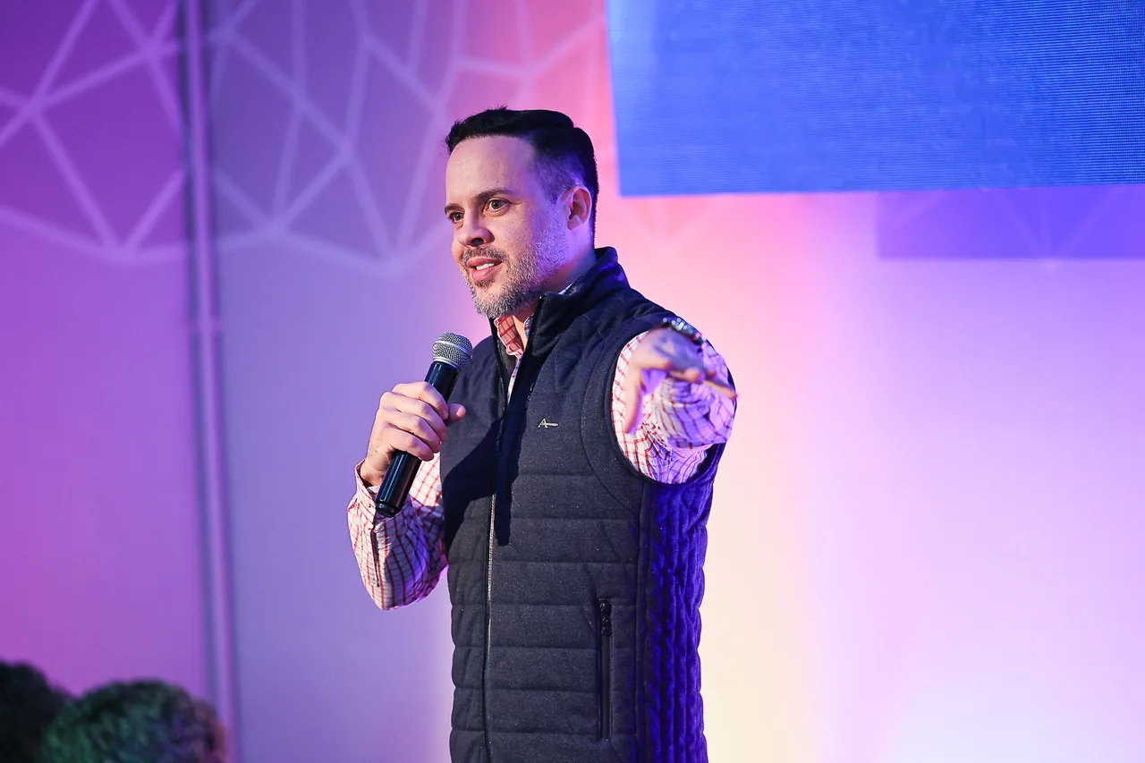Gabriel Pavão, especialista em RevOps, palestrando no palco sobre arquitetura e previsibilidade de receita