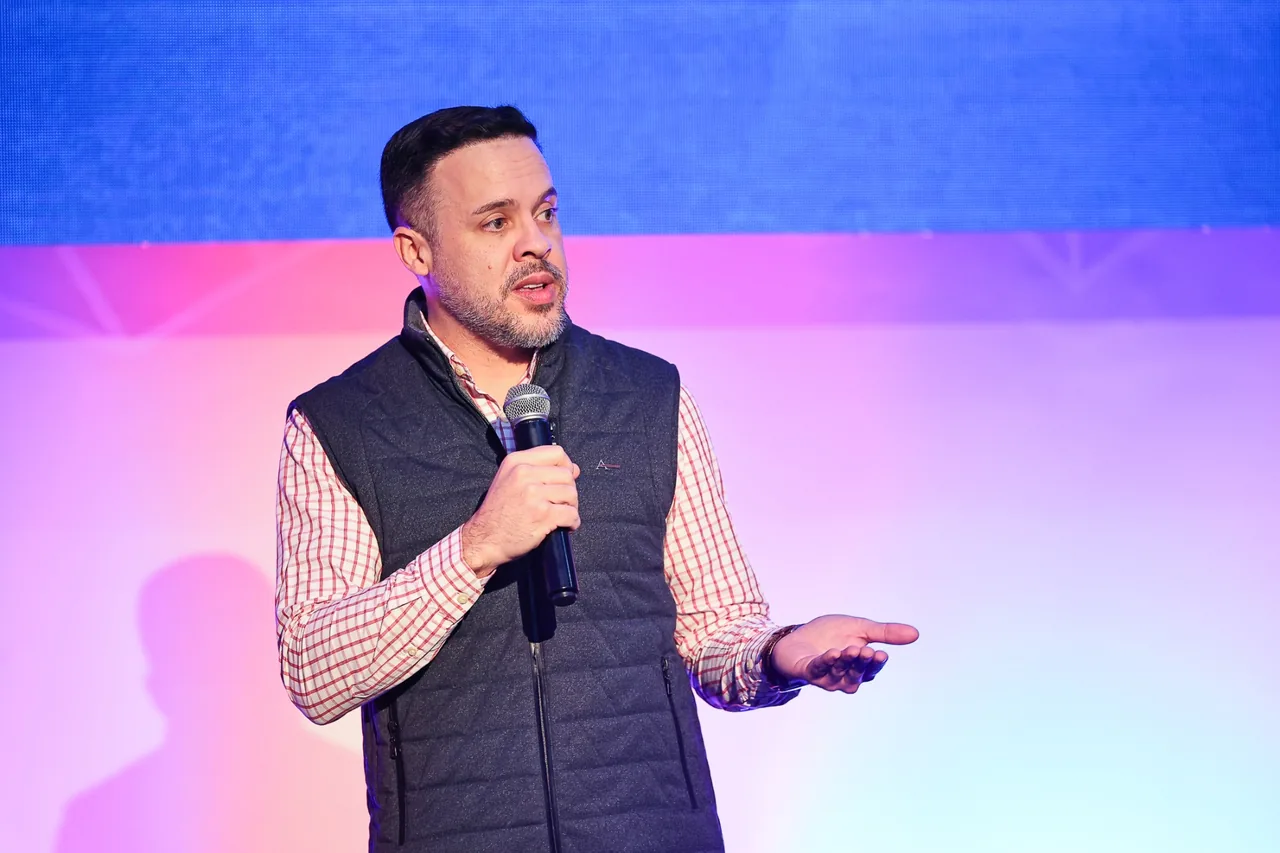 Gabriel Pavão em palco, durante palestra sobre estratégia e crescimento digital